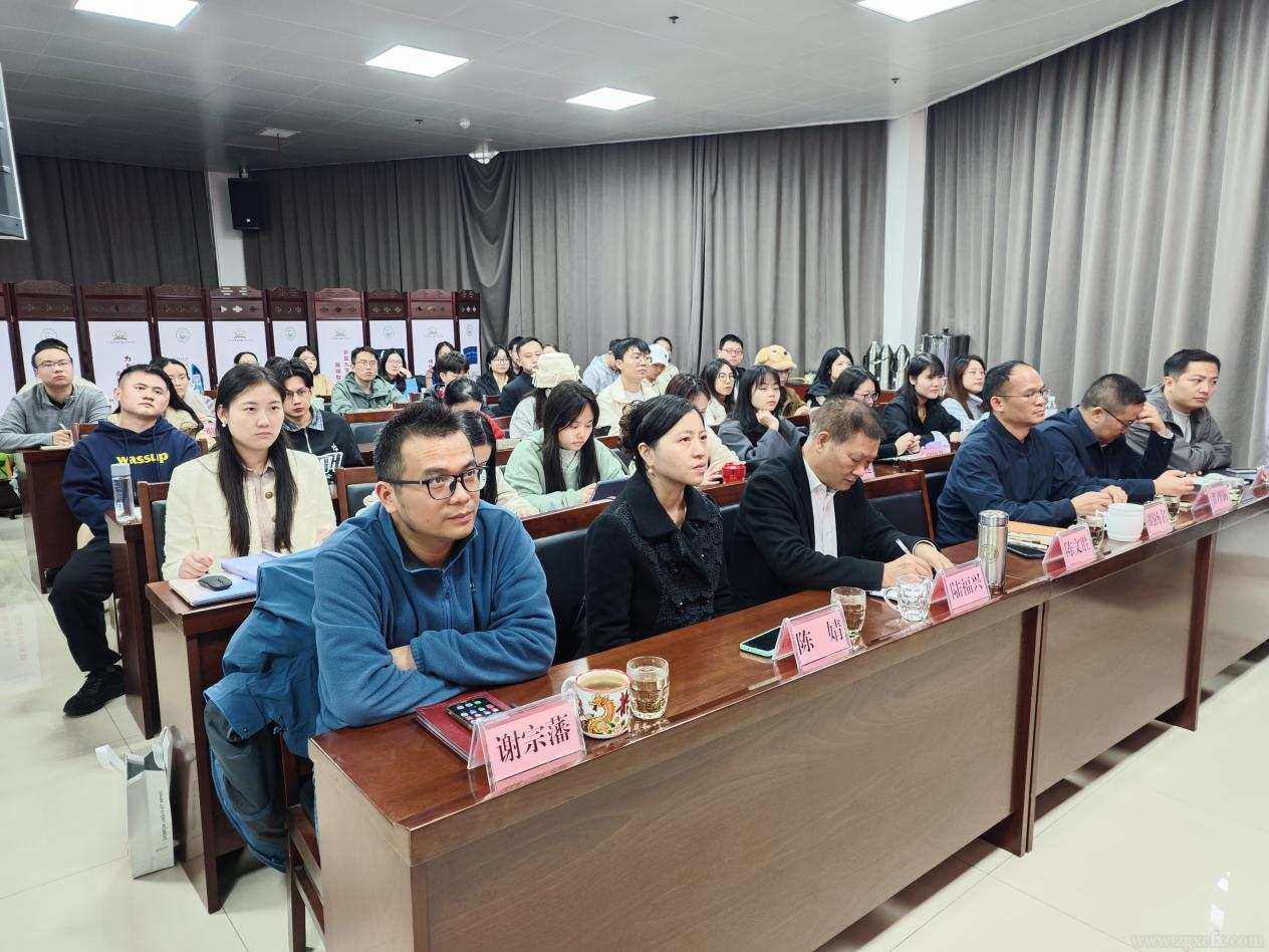 資訊|湖南師大鄉(xiāng)研院第三十期研究生讀書(shū)報(bào)告會(huì)暨新生見(jiàn)面會(huì)舉行(圖9) 圖片9.png